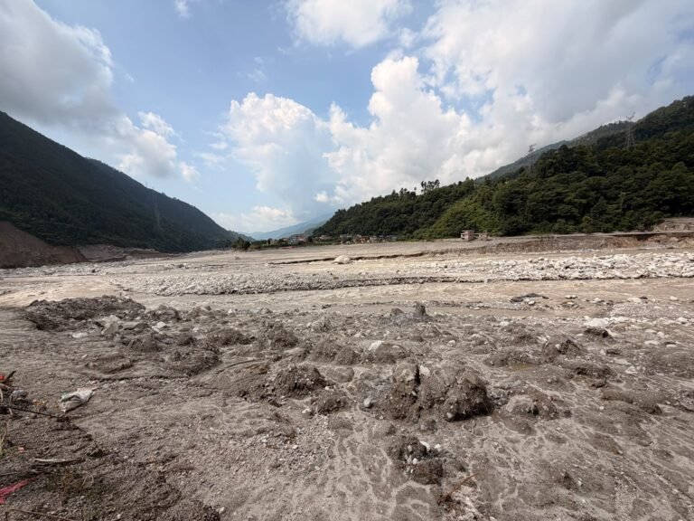 Vallée recouverte de boue et de gravats après la crue