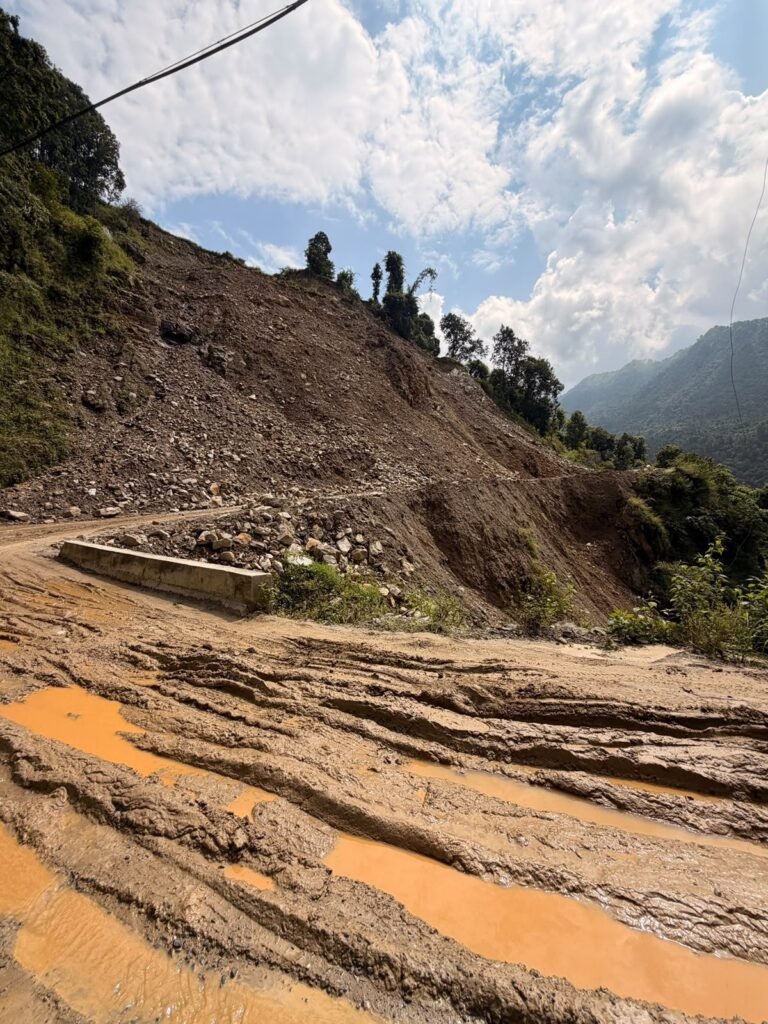 Route emportée par un glissement de terrain