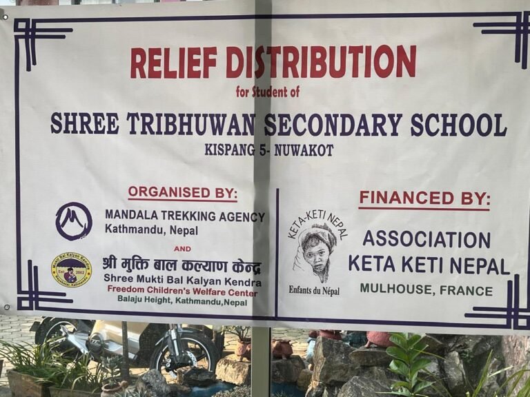 Banderole de la distribution de secours financée par Keta Keti Nepal