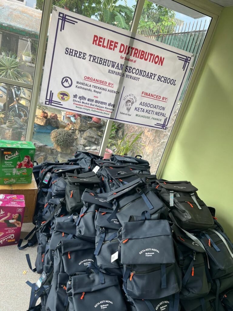 Sacs d'école prêts à être distribués aux élèves
